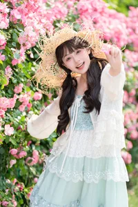 Sunkissed Serenity: Xia Yu Xiao Nian’s Artistic Summer Escape-13