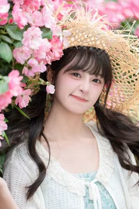 Sunkissed Serenity: Xia Yu Xiao Nian’s Artistic Summer Escape-7