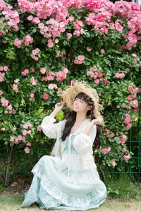 Sunkissed Serenity: Xia Yu Xiao Nian’s Artistic Summer Escape-27