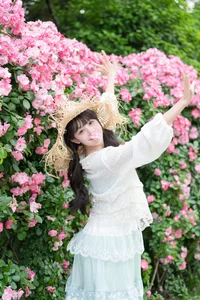 Sunkissed Serenity: Xia Yu Xiao Nian’s Artistic Summer Escape-16