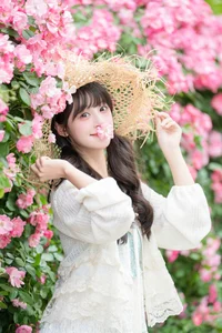 Sunkissed Serenity: Xia Yu Xiao Nian’s Artistic Summer Escape-9