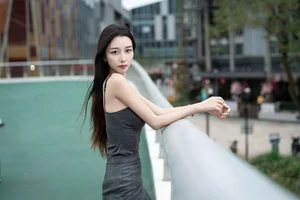 Sophisticated Urban Grace: Yin Zi Er’s Dark Gray Silhouette-9