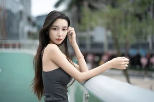 Sophisticated Urban Grace: Yin Zi Er’s Dark Gray Silhouette-19