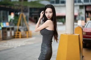Sophisticated Urban Grace: Yin Zi Er’s Dark Gray Silhouette-25