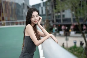 Sophisticated Urban Grace: Yin Zi Er’s Dark Gray Silhouette-5