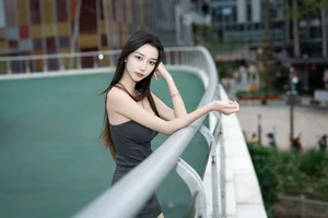 Sophisticated Urban Grace: Yin Zi Er’s Dark Gray Silhouette-16