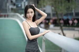 Sophisticated Urban Grace: Yin Zi Er’s Dark Gray Silhouette-7