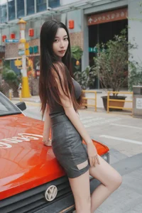 Sophisticated Urban Grace: Yin Zi Er’s Dark Gray Silhouette-23