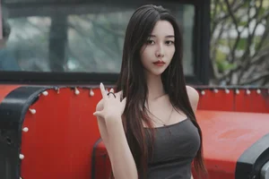 Sophisticated Urban Grace: Yin Zi Er’s Dark Gray Silhouette-26