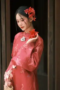 Graceful Ao Dai: Traditional Vietnamese Beauty Adorned with Fresh Flowers-5
