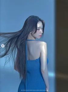 The Mesmerizing Visuals of aespa Karina in a Sleek Bodycon Silhouette-3