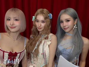 Stunning K-pop Fashion Inspiration: Momo's Most Iconic and Glamorous Red Carpet Look for Modern Style Enthusiasts-4