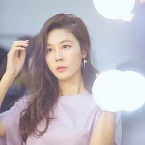Radiant Ageless Beauty: South Korean Actress Kim Ha Neul Stuns with Youthful Elegance and Timeless Style in Latest Appearance-1