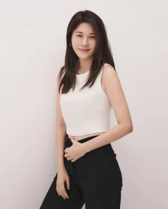 Radiant Ageless Beauty: South Korean Actress Kim Ha Neul Stuns with Youthful Elegance and Timeless Style in Latest Appearance-0