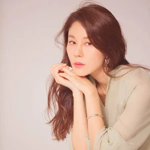 Radiant Ageless Beauty: South Korean Actress Kim Ha Neul Stuns with Youthful Elegance and Timeless Style in Latest Appearance-4