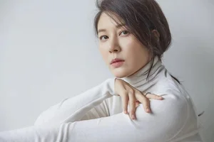 Radiant Ageless Beauty: South Korean Actress Kim Ha Neul Stuns with Youthful Elegance and Timeless Style in Latest Appearance-3