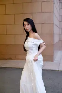Elegant White Dress Style: A Graceful Woman's Timeless Fashion Statement-1