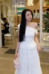 Elegant White Dress Style: A Graceful Woman's Timeless Fashion Statement-5