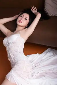 Discover the Alluring Beauty of a Woman in Pure White Lace Her Gentle Elegance Captivates Every Gaze-0