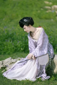 YiTuYu Art Language Vol.9274: Ethereal Purple Aesthetic Photography Featuring Model Liu Lian Niu Nai (27P)-2