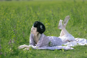 YiTuYu Art Language Vol.9274: Ethereal Purple Aesthetic Photography Featuring Model Liu Lian Niu Nai (27P)-8