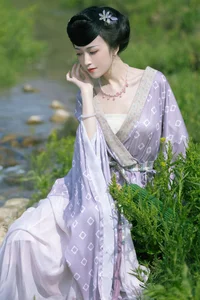 YiTuYu Art Language Vol.9274: Ethereal Purple Aesthetic Photography Featuring Model Liu Lian Niu Nai (27P)-3