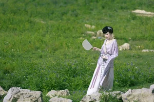 YiTuYu Art Language Vol.9274: Ethereal Purple Aesthetic Photography Featuring Model Liu Lian Niu Nai (27P)-15