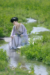 YiTuYu Art Language Vol.9274: Ethereal Purple Aesthetic Photography Featuring Model Liu Lian Niu Nai (27P)-9