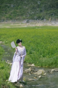 YiTuYu Art Language Vol.9274: Ethereal Purple Aesthetic Photography Featuring Model Liu Lian Niu Nai (27P)-14