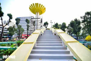 Discover the Stunning New Look of Ho Chi Minh City's Iconic Turtle Lake for Tet Celebrations-8