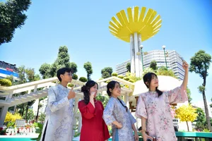 Discover the Stunning New Look of Ho Chi Minh City's Iconic Turtle Lake for Tet Celebrations-5