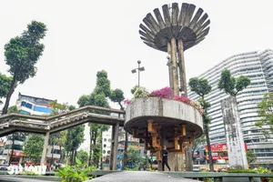 Discover the Stunning New Look of Ho Chi Minh City's Iconic Turtle Lake for Tet Celebrations-7