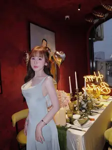 Billiards Hot Girl Le Tuyet Anh Shines in Elegant Silk Dress.-6