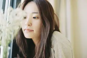 YiTuYu Vol.8699: Xiao Jing's Serene Beauty with Baby's Breath – A Glimpse into Tranquil Moments-4