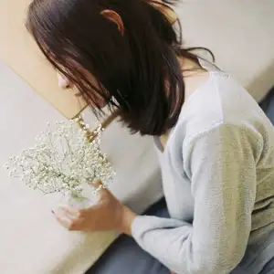 YiTuYu Vol.8699: Xiao Jing's Serene Beauty with Baby's Breath – A Glimpse into Tranquil Moments-3