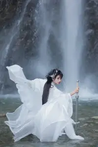 Ethereal Traditional Beauty: Qi Luo Sheng De Xiao Su Su amidst a Majestic Waterfall | YiTuYu Vol.8732-6