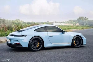 Mint Condition: The Porsche 911 GT3 Reborn in Breathtaking Turquoise Elegance-9