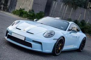 Mint Condition: The Porsche 911 GT3 Reborn in Breathtaking Turquoise Elegance-8