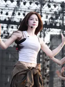 DJ Mie Shines with "Fairy-like" Visuals on Rehearsal Stage, Captivating Fans with Her Pure Beauty-8