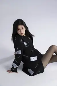 Jing Zi's Elegant Allure: Discover YiTuYu Vol.8698 Collection's Mysterious Black Style-2