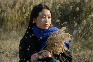 Ethereal Winter Lakeside Portrait Session with Ban Ge Yue Liang: YiTuYu Art Language Vol.9334 Aesthetic Photography Collection-0