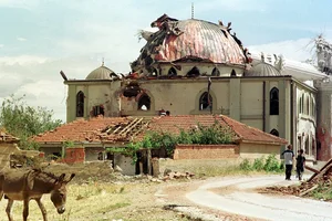 2001 Insurgency in Macedonia: A Visual History of the Conflict, NATO's Role, and the Path to the Ohrid Framework Agreement-4