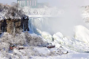 Witness the Breathtaking Magic of a Frozen Niagara Falls: A Rare Winter Wonderland Spectacle Created by the Recent Arctic Blast-8
