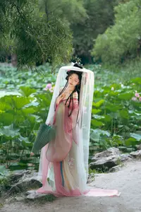 Coser Wen Mei Bu Jiang Dao Li - Mid-Autumn Festival: Ethereal Hanfu Beauty Amidst Serene Landscapes-10