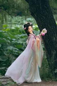 Coser Wen Mei Bu Jiang Dao Li - Mid-Autumn Festival: Ethereal Hanfu Beauty Amidst Serene Landscapes-7