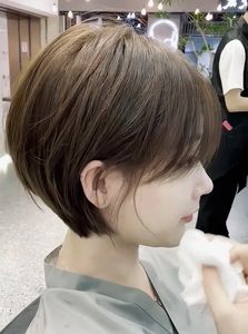 Beautiful Women's Tem Hair for Round Faces: Stylish Short Cuts-18