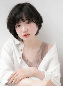 Beautiful Women's Tem Hair for Round Faces: Stylish Short Cuts-2