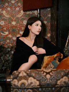 YiTuYu Art Language Vol.8308 Xia Bei Fang: Elegant Portrait in a Classic Villa Setting-2