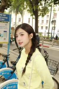 Rising Star Quynh Trang (2001): Sweet Beauty Dominating VTV Screens.-9