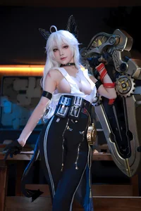 Surreal Beauty: Coser Shui Miao Aqua as Zhezhi in Wuthering Waves-5